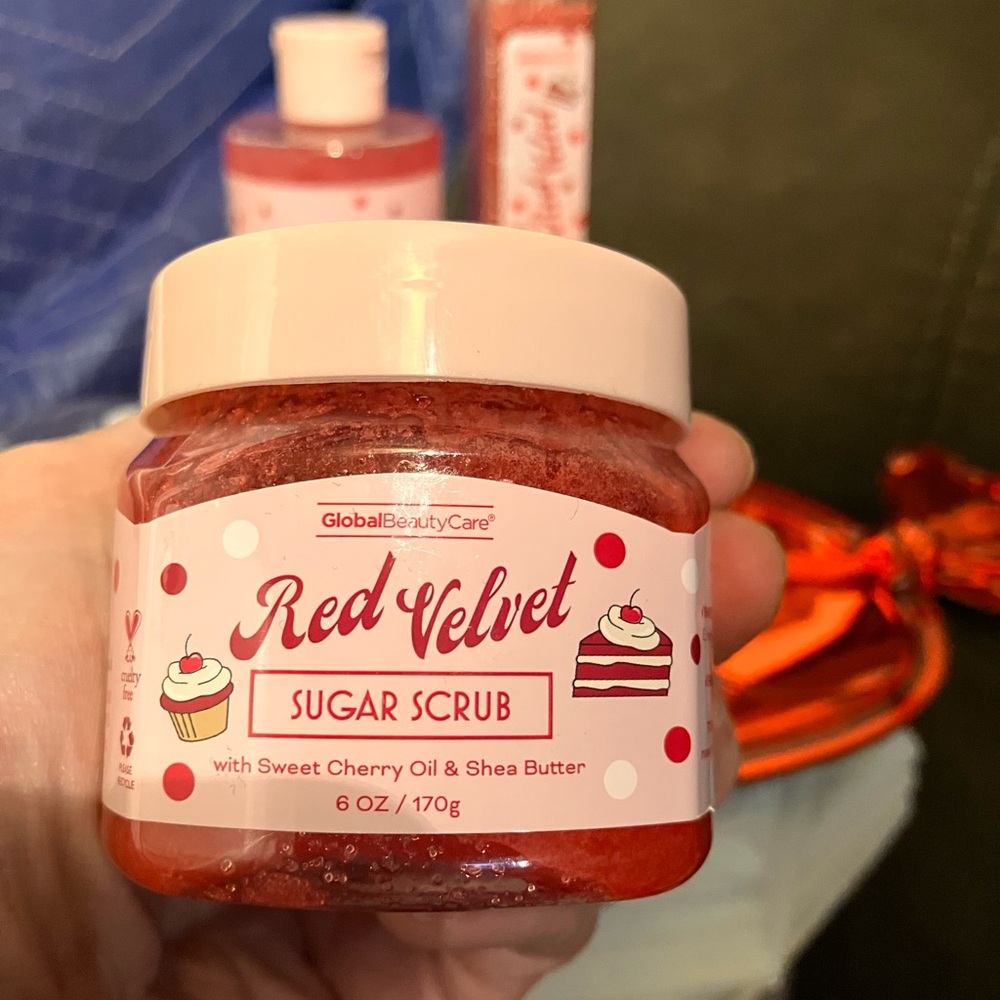 Red Velvet Bath Set - Picture 5 of 6